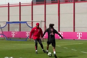 顶级中卫陪练！拜仁训练小瞬间：奥利塞过掉孔帕尼破门！