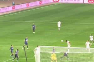 中超金靴风采！实拍：王刚助攻法比奥高高跃起头槌破门