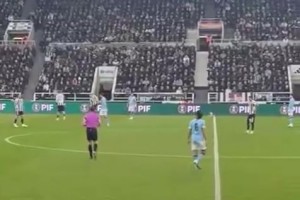 都想揍你了！队员被出示黄牌后，瓜迪奥拉恶狠狠的盯着第四官