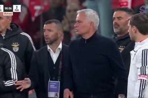 葡超德比大战！穆里尼奥被主裁出示直红！离场时比手势回击对手！