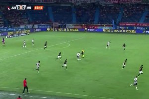 这哪是踢球？这是要命！哥伦比亚联赛上演“断腿式”红牌！