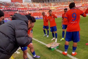 点赞！主教练韩鹏赛前给谢文能开小灶，结果很快收获赛季首球