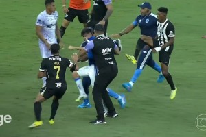 火爆！克鲁塞罗vs米内罗竞技大规模群殴 胡尔克劝架不成加入战斗