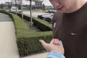 给曼城球员神秘礼物，看看他们有什么反应！