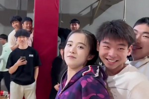 小姐姐晒张鼎岩当年扣篮并配文：你的来时路 我的黑历史