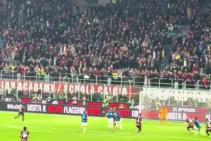 怎么看？实拍：米兰德比读秒阶段，里奇禁区内手球裁判未表示