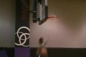 当年热火队内扣篮秀，詹姆斯展现各种绝活，韦德拿手机记录！