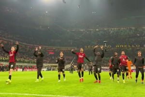 意义重大的一场比赛！实拍AC米兰球员赛后的谢场时刻！