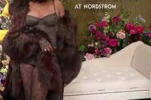 詹姆斯知名迷妹蕾哈娜，这身穿搭什么水平？