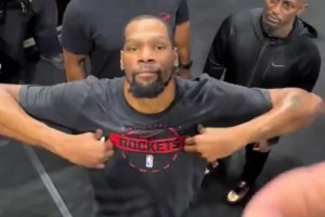 笑死！杜兰特与马刺球迷对着嘘，随后竟然还给他签名！