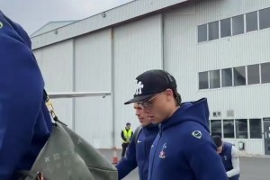 暗室一灯？热刺出发去西班牙的画面！