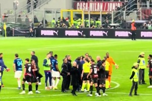 最后时刻未判点球！实拍：国米众将赛后围住主裁讨要说法