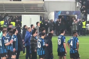 亚特兰大主场1-6遭拜仁打爆，赛后球员一起接受球迷训话