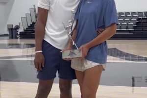 这两人生个娃不得了！阿德巴约此前拥抱祝贺女友阿贾获MVP