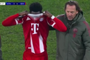 掩面落泪！阿方索替补上场受伤无法坚持，比朔夫替补登场！