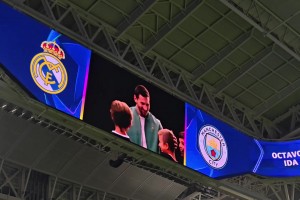 伯纳乌的大屏幕上看到梅西，原来是赞助商广告