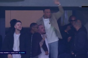 激情挥拳庆祝！姆巴佩对巴尔韦德的帽子戏法进球做出反应