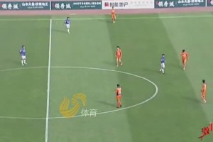 重温经典瞬间！李霄鹏退役，泰山队队友列队告别