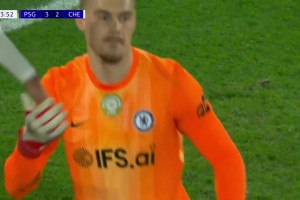 太逆天了！蓝军门将约恩森失误送超级大礼！维蒂尼亚巧妙挑射破门