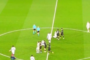 郁闷极了！维蒂尼亚赛后找恩佐聊天被其一把推开