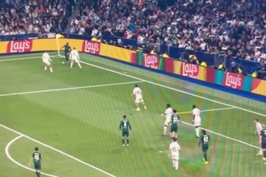 节目效果！名场面：德罗巴给小球迷签名后，小球迷亮出阿森纳球衣