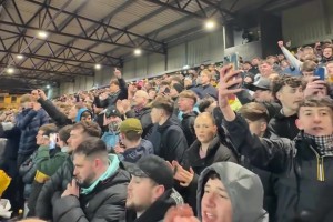 英甲球迷嘲讽对手：我们去英冠踢热刺，你们去英乙