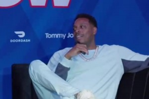 皮尔斯：我恨死短袖球衣了，但圣诞配色不错