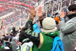 虽败犹荣！实拍：国安众将赛后向国安远征军谢场