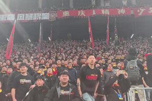火爆！下轮将上演川渝德比，重庆铜梁龙球迷看台高喊：干死成都！