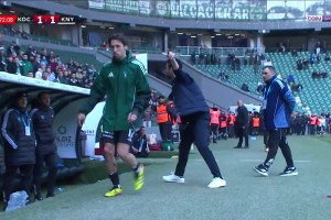 逆天一幕！因为抗议点球，主教练命令所有替补球员退回更衣室