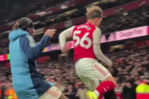 现场实拍：道曼一条龙破门，阿森纳球员和球迷激情庆祝