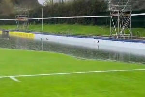 活久见！西班牙低级别比赛一球场被淹，鸭子游泳进场