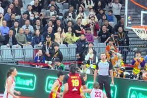 杨舒予打球这么英姿飒爽 得捕获多少小迷妹啊