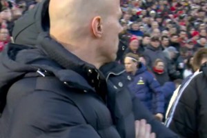 图多尔竟然把自己的球员联络官错认成了斯洛特……