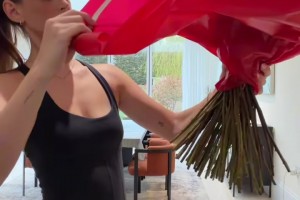 理查利森太宠了！老婆被超大捧红玫瑰包围 ，不仅人美花也美