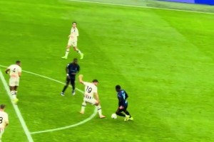 一念之差！实拍：国米前锋博尼单骑闯关杀入禁区，只可惜稍有犹豫