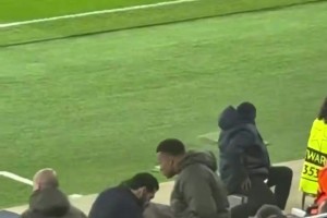 姆巴佩看完回放后走近四官，举报B席手球犯规了