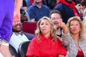 今天东契奇飚进杀死比赛的三分后，场边一女火蜜朝他竖中指