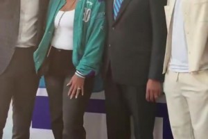 球衣退役！老库里父子/女合照 老库里前妻并未到场