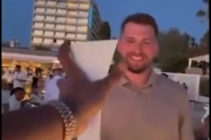 这就是超巨！阿德巴约休赛期活动看到东契奇，很兴奋地喊他过来