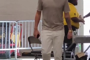 太吓人了！东契奇背靠背轰60分 但刚到球馆时一副没睡醒样子！