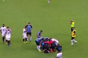 断腿慎入！格雷米奥球员遭遇断腿重伤，对手看到后抱头崩溃