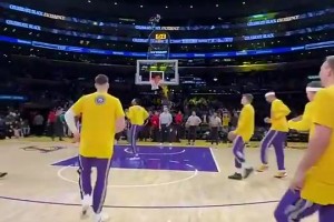 完美融入！肯纳德刚来湖人时，立马参加了老詹的赛前搞笑仪式