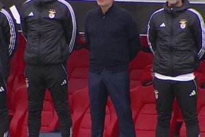 穆里尼奥原地痛哭老搭档卢罗去世，本菲卡全场默哀一分钟