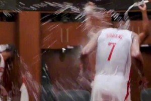 赛后更衣室全队为杜兰特的里程碑庆祝！