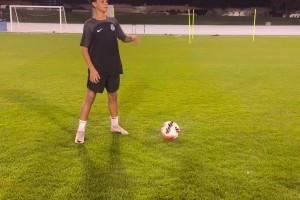 迷你罗这任意球脚法真像C罗啊，但力度和旋转貌似还差了不少~