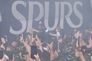 保级生死战！热刺球迷在球队大巴外加油助威