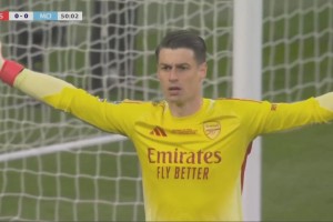 险送大礼！凯帕出击解围判断失误，后续拉人犯规被出示黄牌！