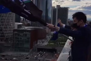 高光时刻！张康阳曾在国米总部天台挥舞旗帜与球迷共同庆祝夺冠