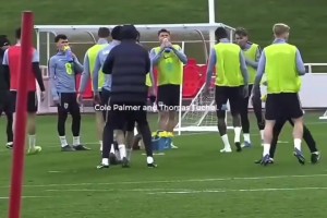 青睐有加！英格兰训练中的图赫尔和帕尔默！